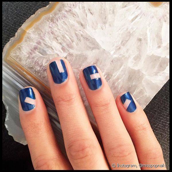 Azul metalizado com nail arts vazadas ? a ecolha das mais antenadas para esta primavera Foto: @misspopnails